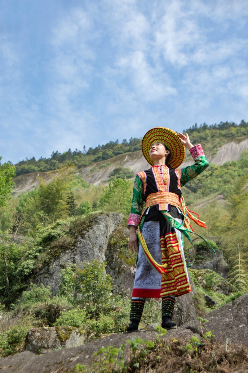 《花瑶情(四)》 花瑶,湘西南腹地瑶族的一个分支 ,因服饰独特,色彩艳