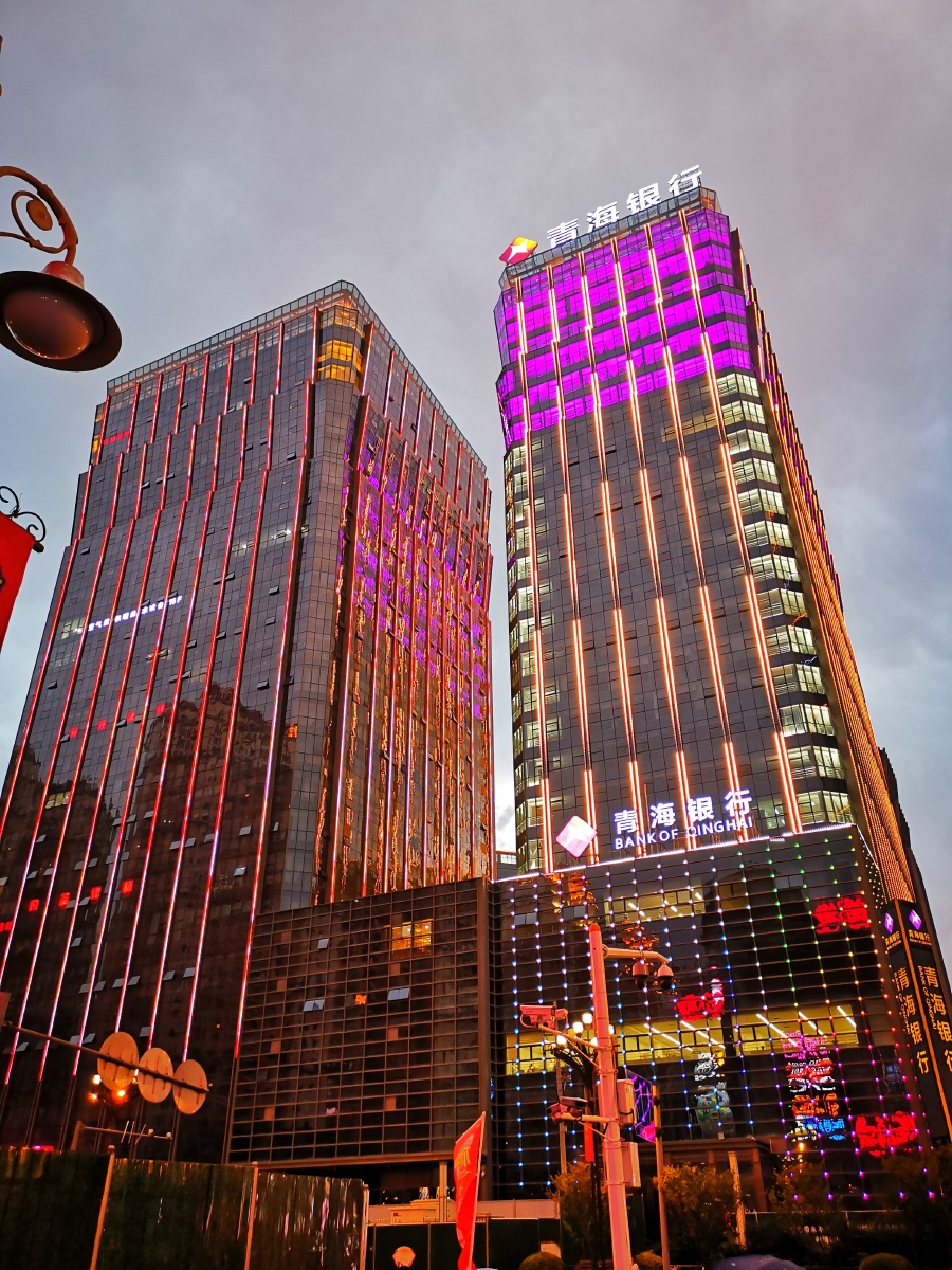 海湖新区西宁最繁华的地方夜景非同凡响