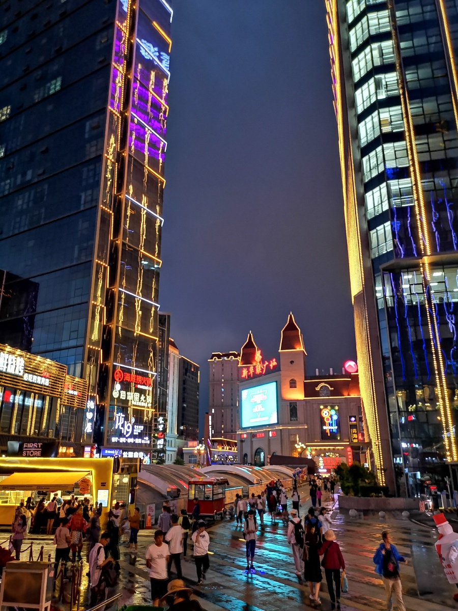海湖新区西宁最繁华的地方夜景非同凡响