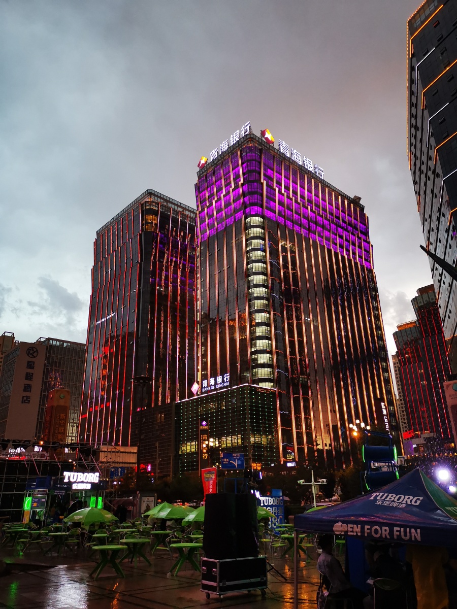 海湖新区西宁最繁华的地方夜景非同凡响