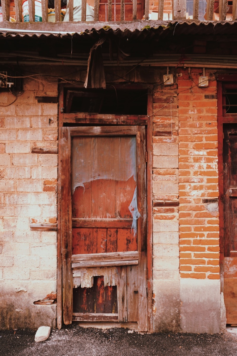 房红砖地面生活一角的场景图片80后红砖房照片大全红砖房红砖老房顶
