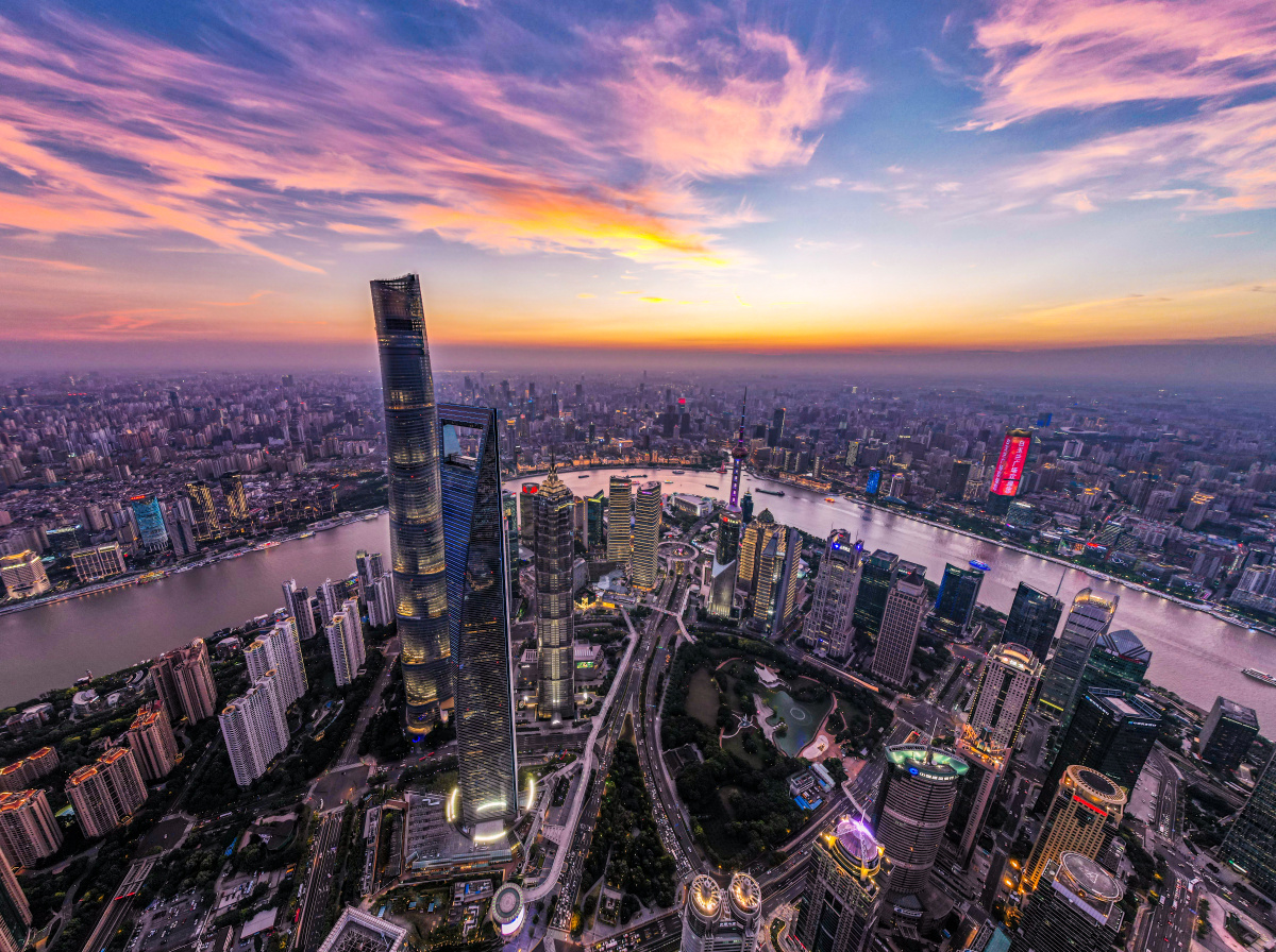 伴着美丽的晚霞俯瞰陆家嘴华灯初上那一刻