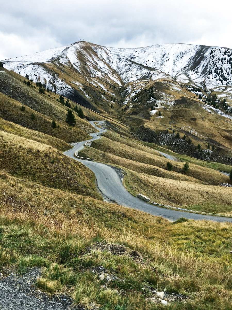 蜿蜒曲折的山路