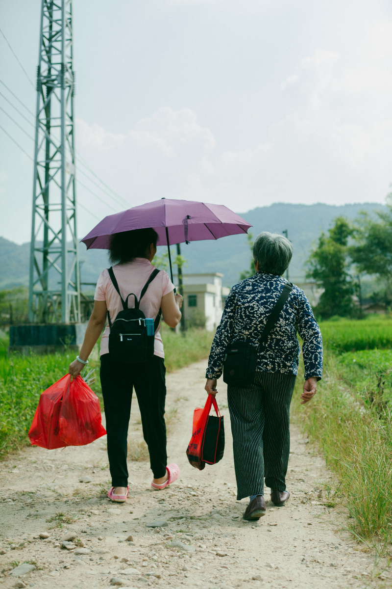 小城里妈妈与长大了的女儿正在回家