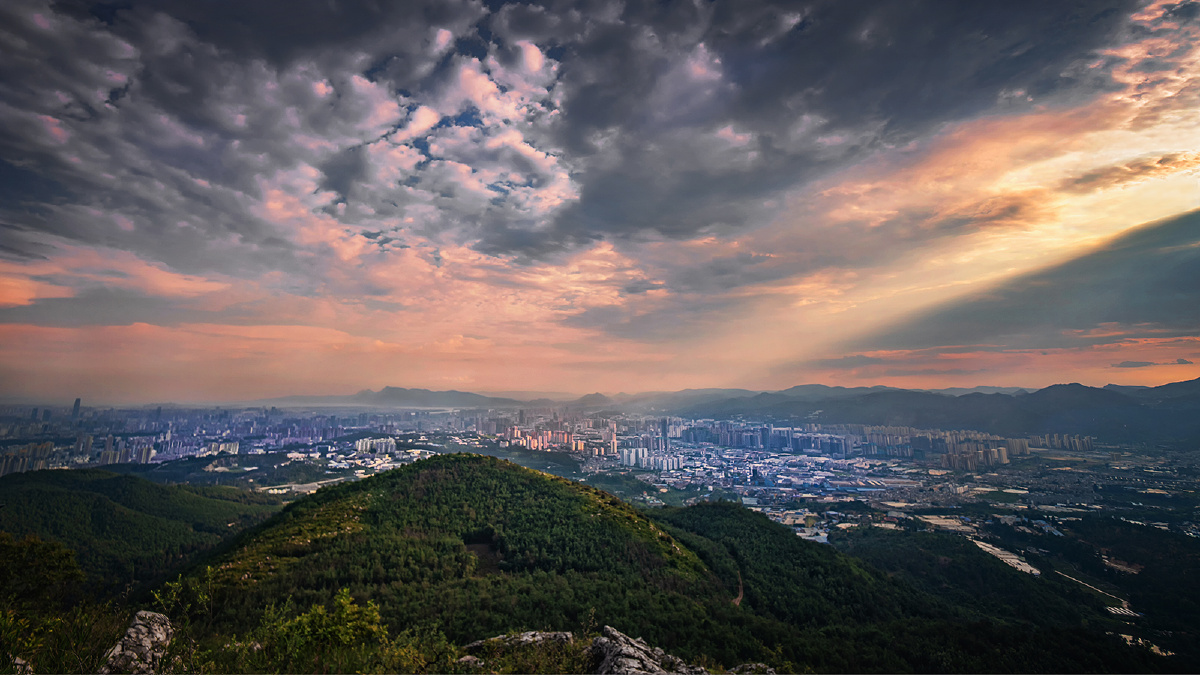 《城市的风月》拍摄于2020年7月昆明市长虫山.