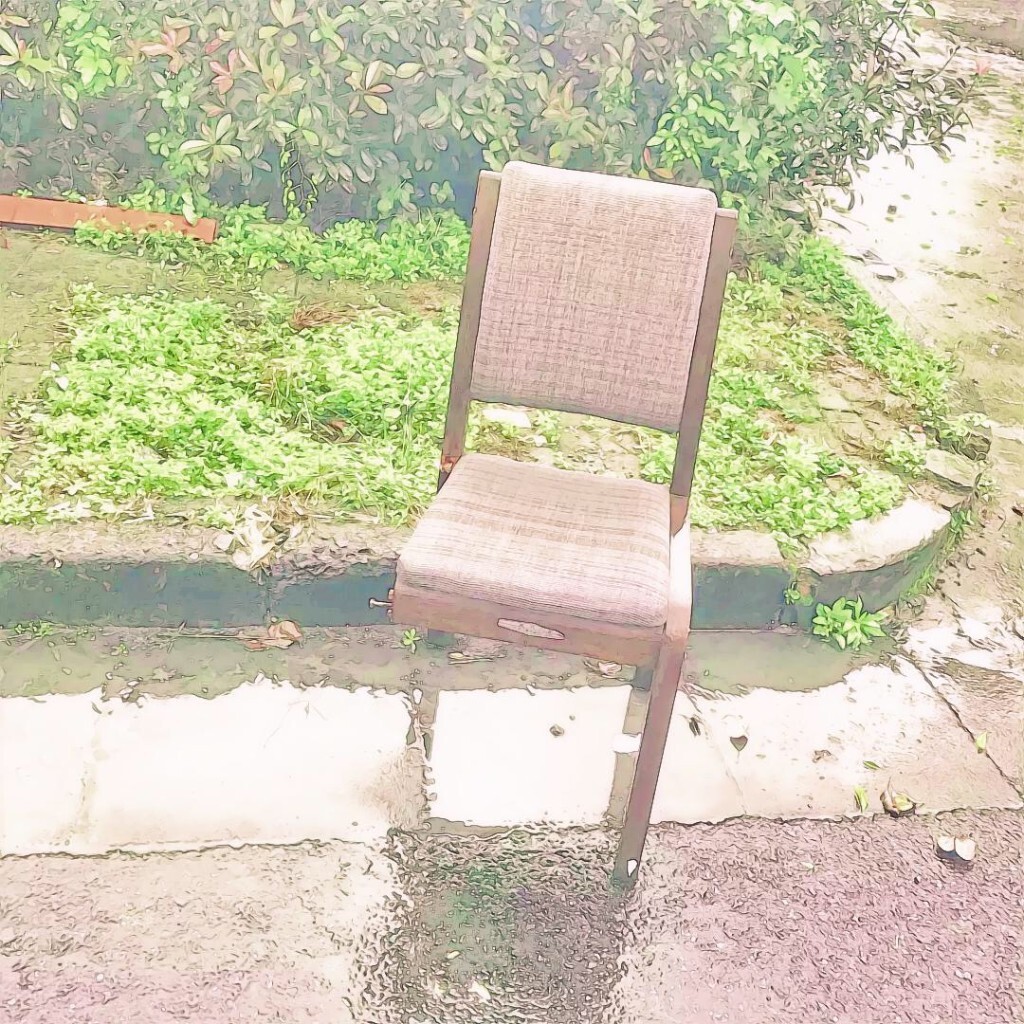 椅子被丢弃的第三天，都下雨