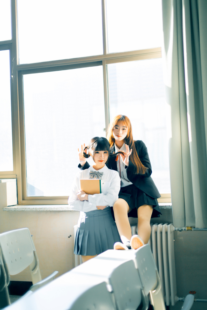 jk闺蜜写真暖洋洋的教室