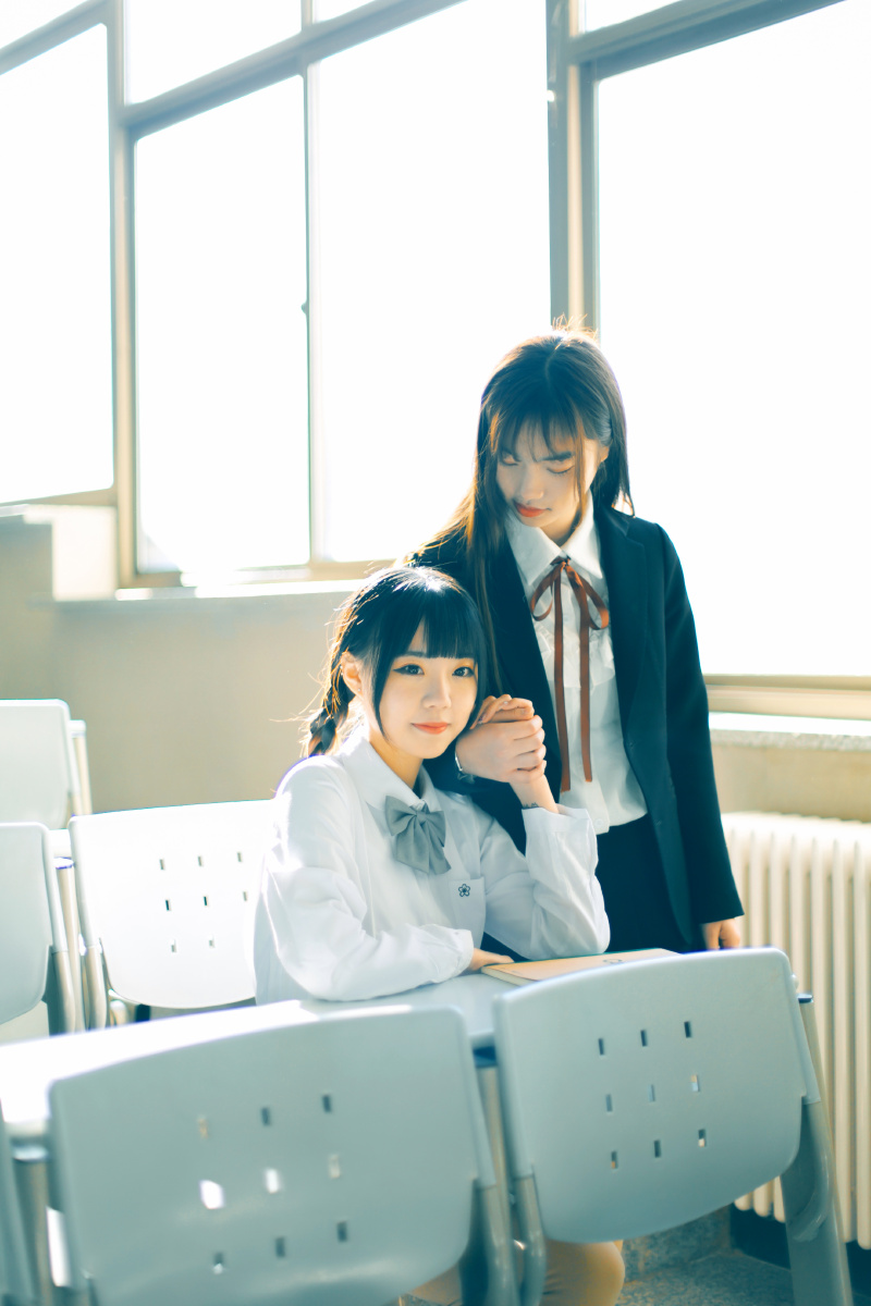 jk闺蜜写真暖洋洋的教室