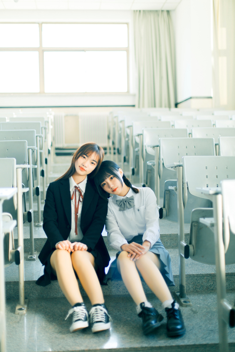 jk闺蜜写真暖洋洋的教室