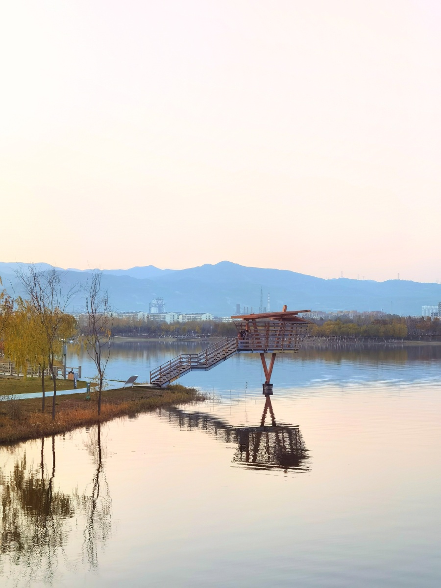 远山横黛蘸秋波