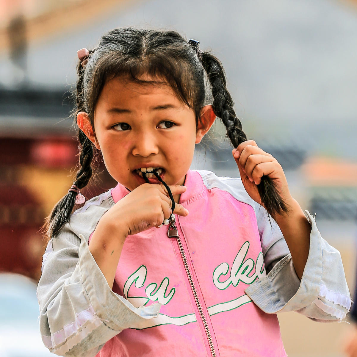 扎辫子的小姑娘!