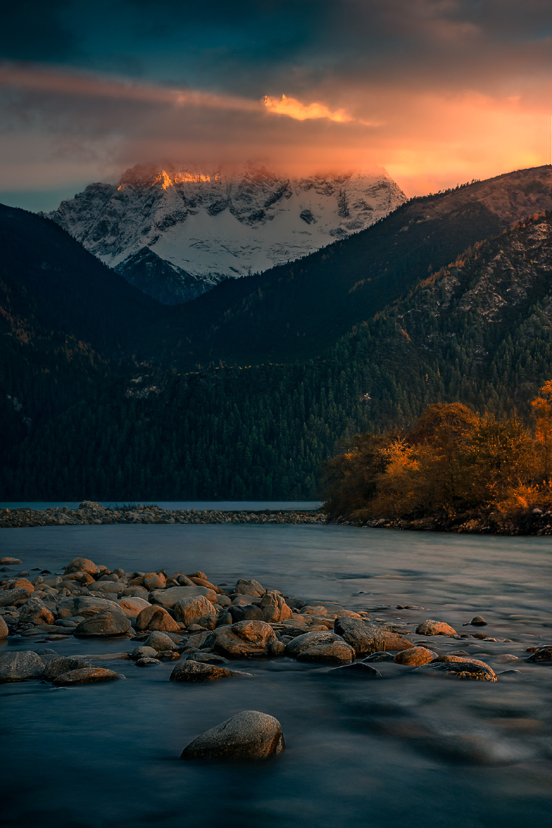 国王的宝座沙阿玛热则俗称国王的宝座海拔6132米位于念青唐古拉山东段