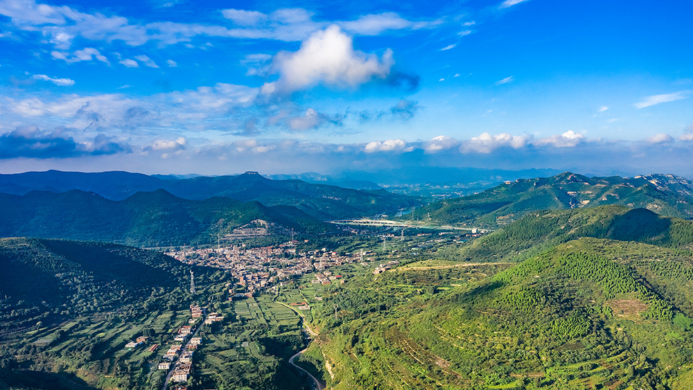 雨后的济南南部山区空气清新景色宜人