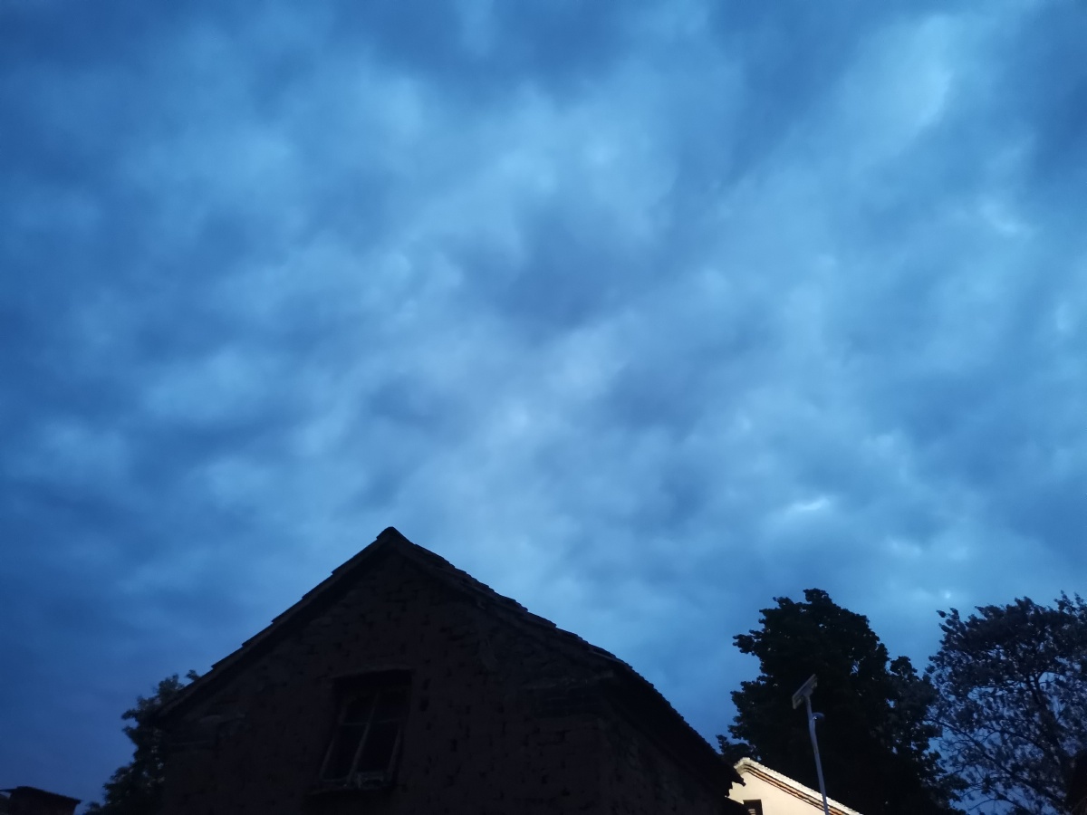 阴天傍晚车窗外