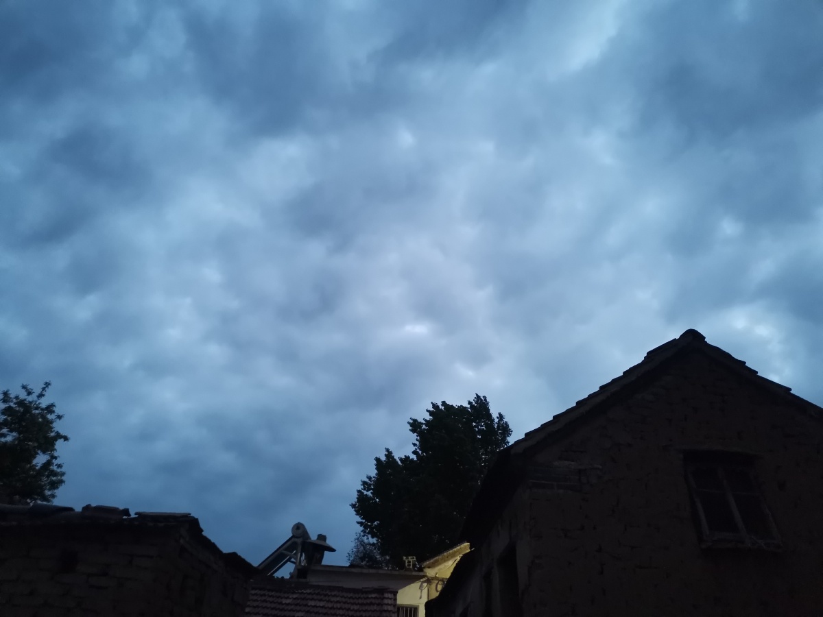 阴天傍晚车窗外