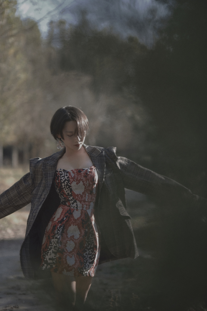 初秋总是温柔的日间把夏天留下日落后还带秋风摄影aasu模特郭茗苑