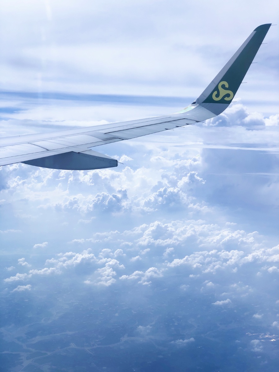 从飞机上俯瞰云海