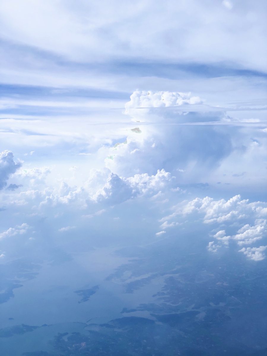从飞机上俯瞰云海