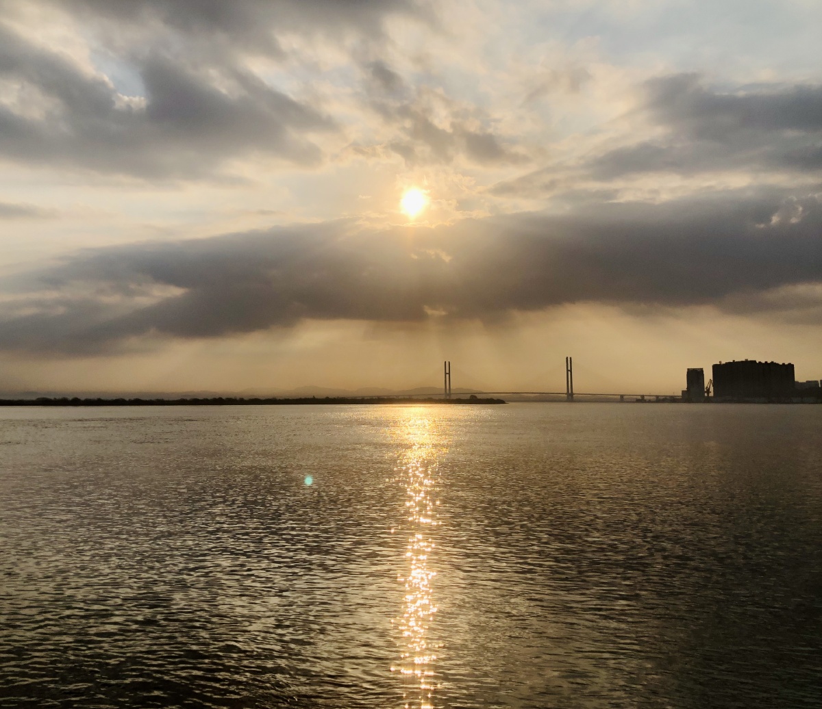 鸭绿江日出 鸭绿江 江面 晨光 朝霞 波光粼粼 丹东 中朝友谊桥