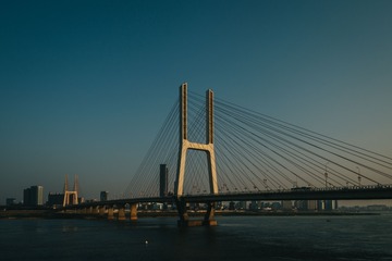565782