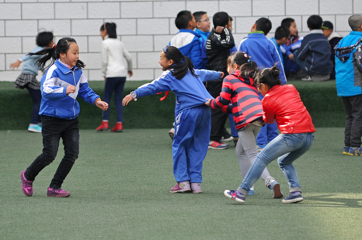 2017年2月27日,天水市公园小学的学生们在校园玩老鹰捉小鸡.