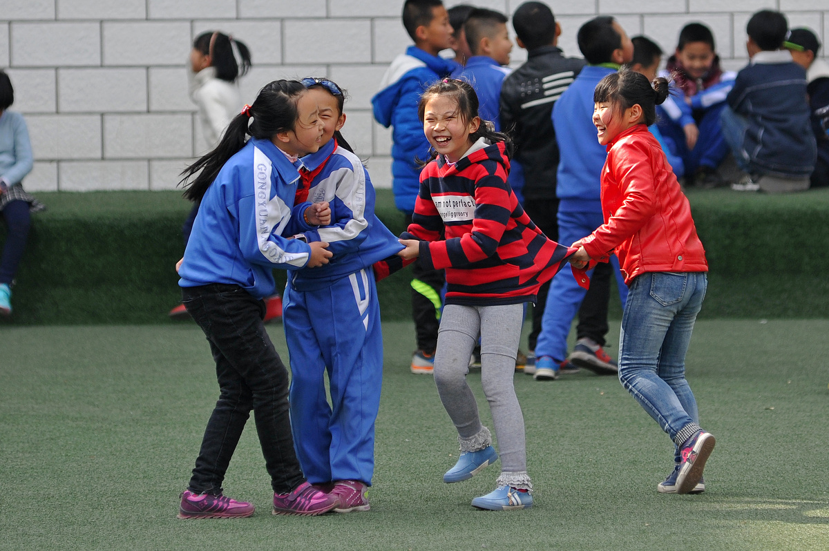 2017年2月27日,天水市公园小学的学生们在校园玩老鹰捉小鸡.