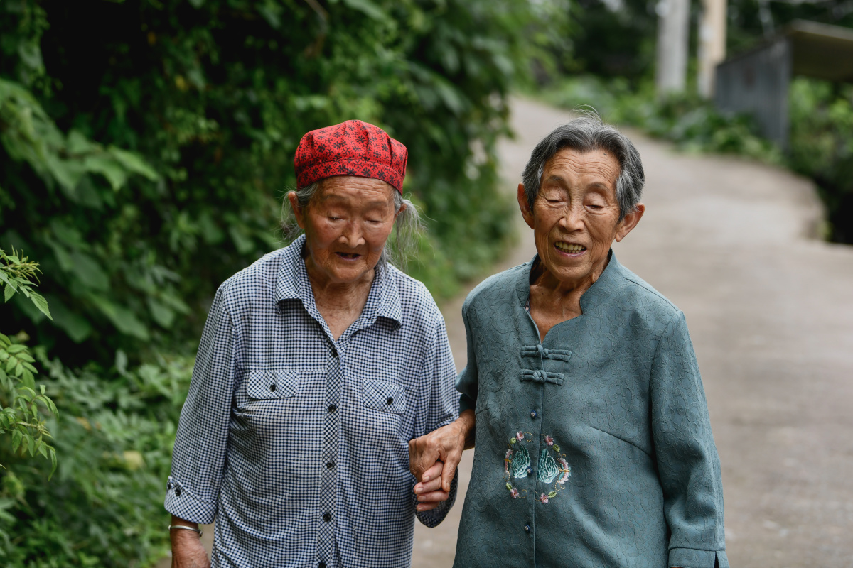 两个老太太加起来160余岁,难得见一面～很荣幸为她们留下这组影像.