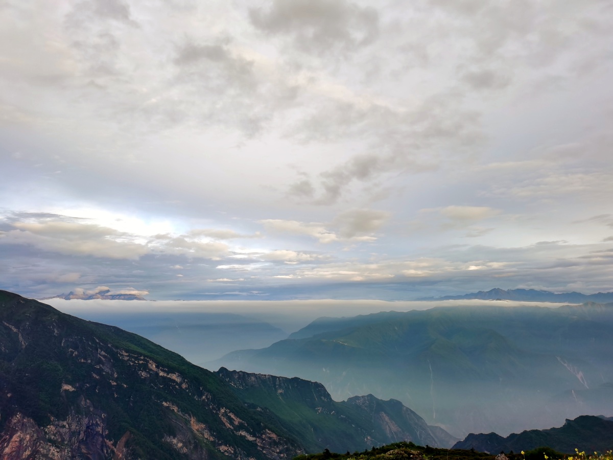 山脚拥挤山顶见