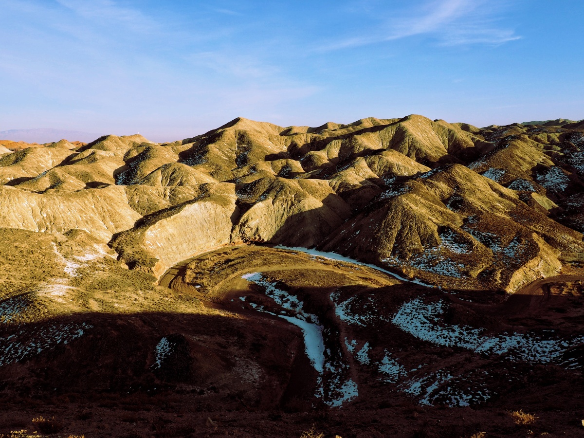 半月覆盖的丘陵沟壑中国甘肃省张掖七彩丹霞旅游景区
