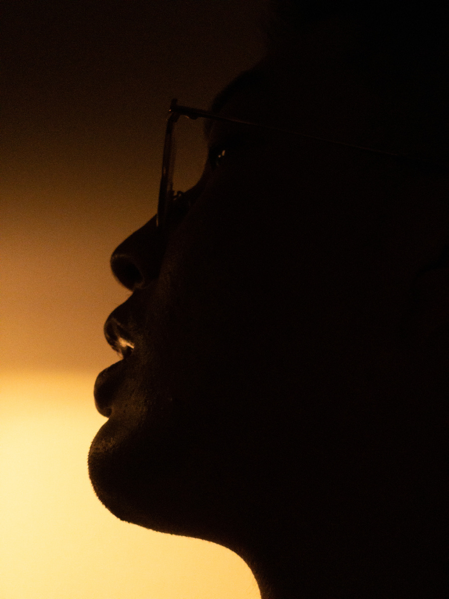 逆光剪影喉结渐变光男性曲线手机摄影苹果12promax