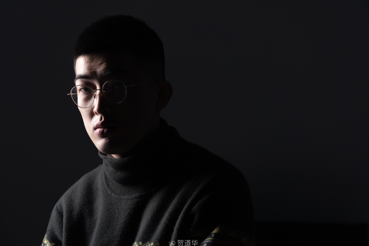 北京肖像照拍摄男性肖像摄影黑底人像