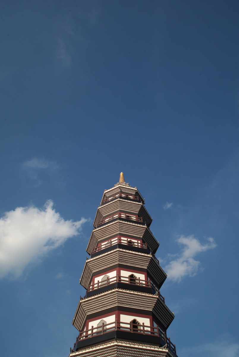 仰望宝丰塔