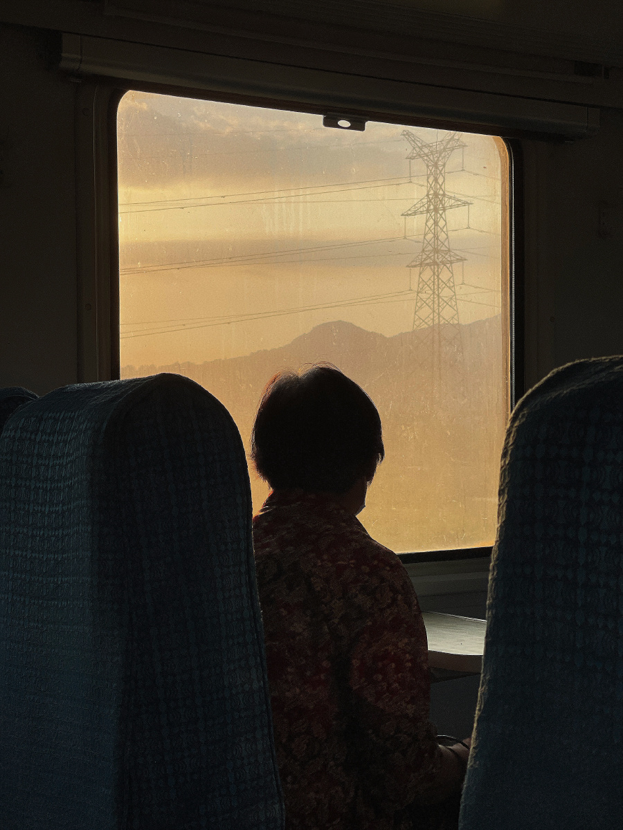 那位独在异乡的她