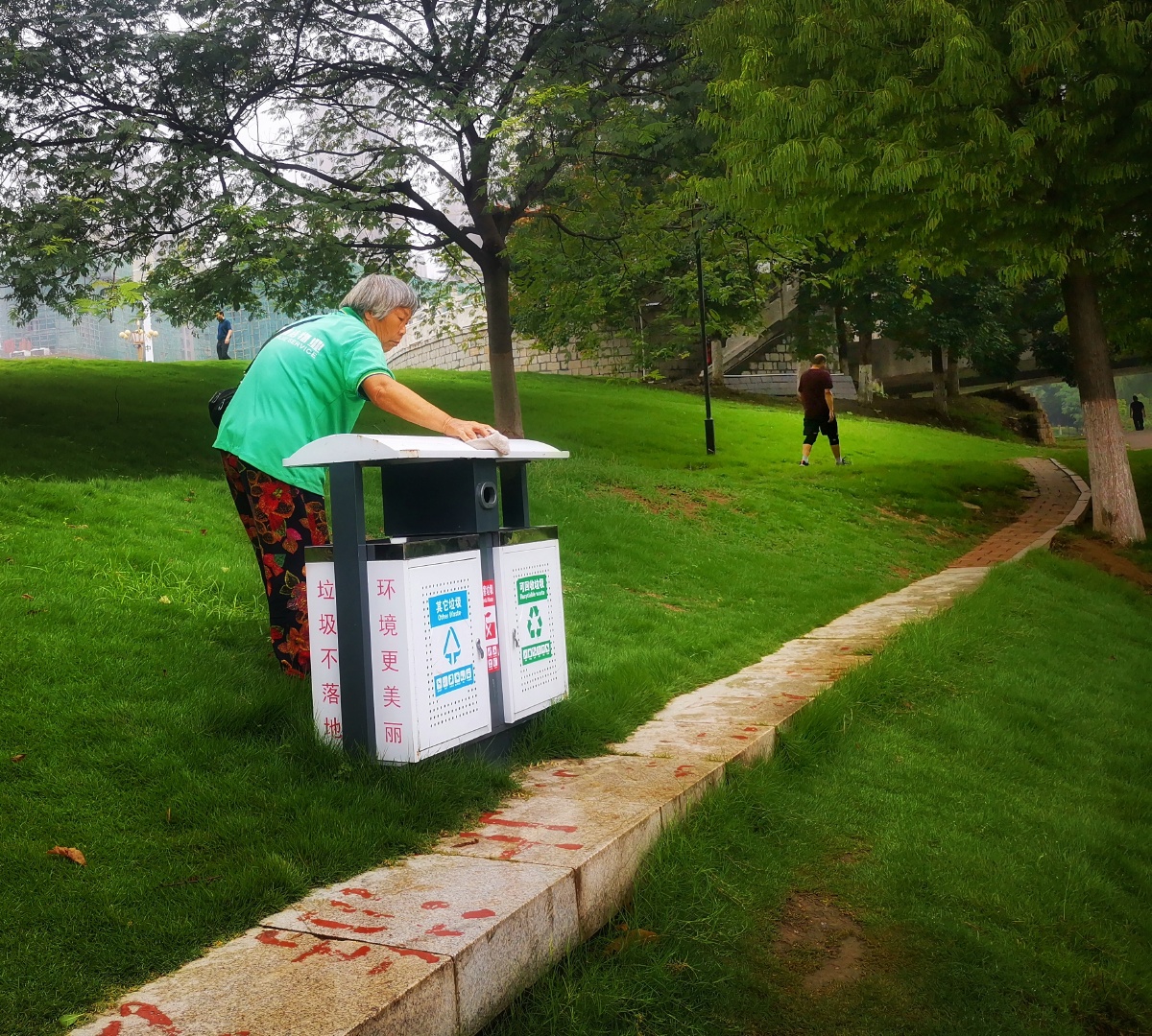 绿色满眼清洁工人的艰辛