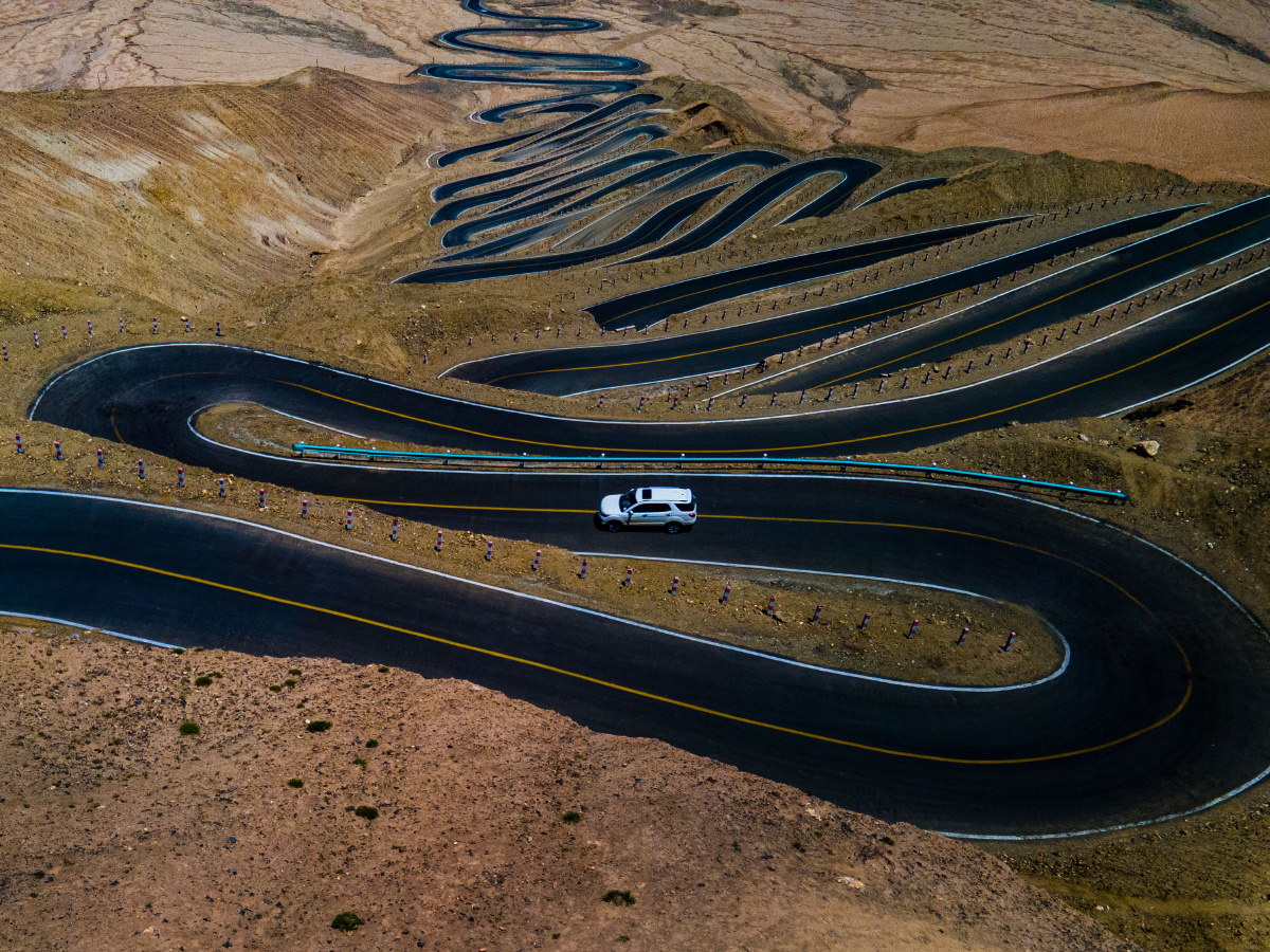 新疆喀什塔什库尔干瓦恰乡的盘龙古道全程盘山公路超过600个s弯道