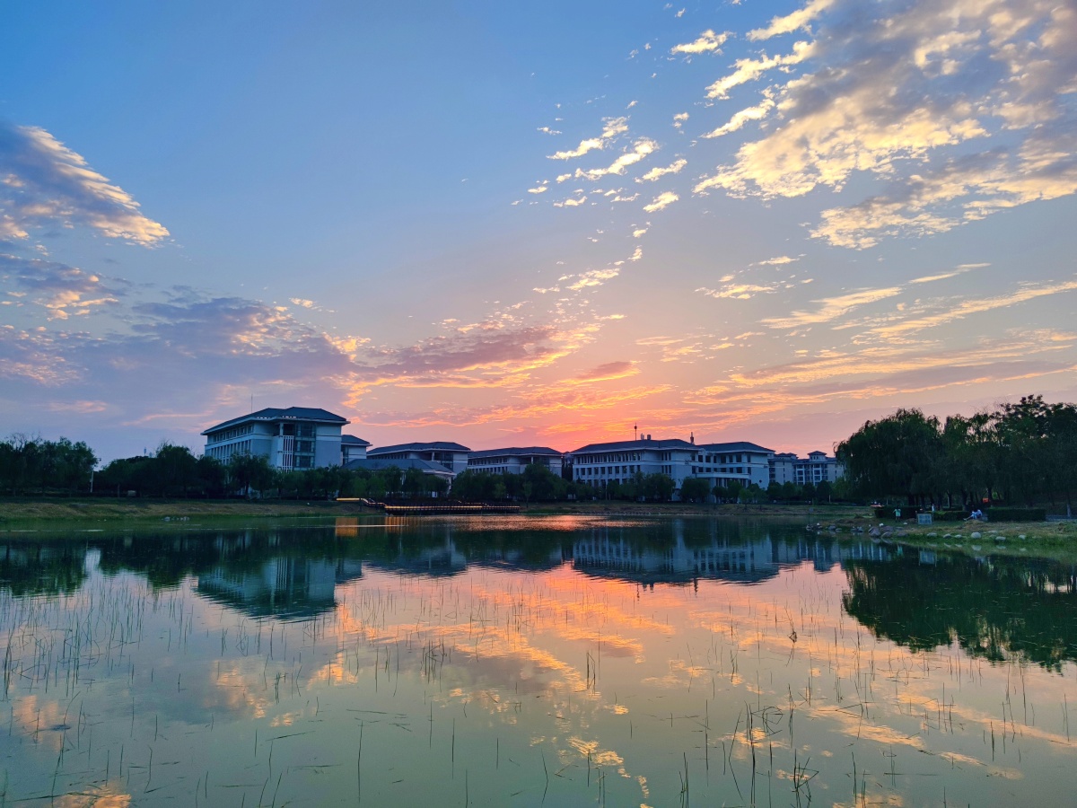 夕阳西下水天相接华北水利水电大学郑州龙子湖校区实拍记录