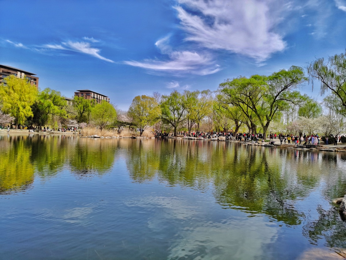 北京玉渊潭公园风景秀丽泛舟湖心四周一片蔚蓝宁静这是水天一色使人如