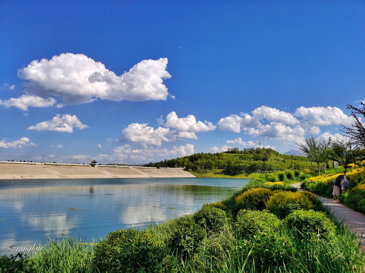 夏日的大美青海天空高远洁净片片白云轻轻飘着像大海里浮动的白帆真美