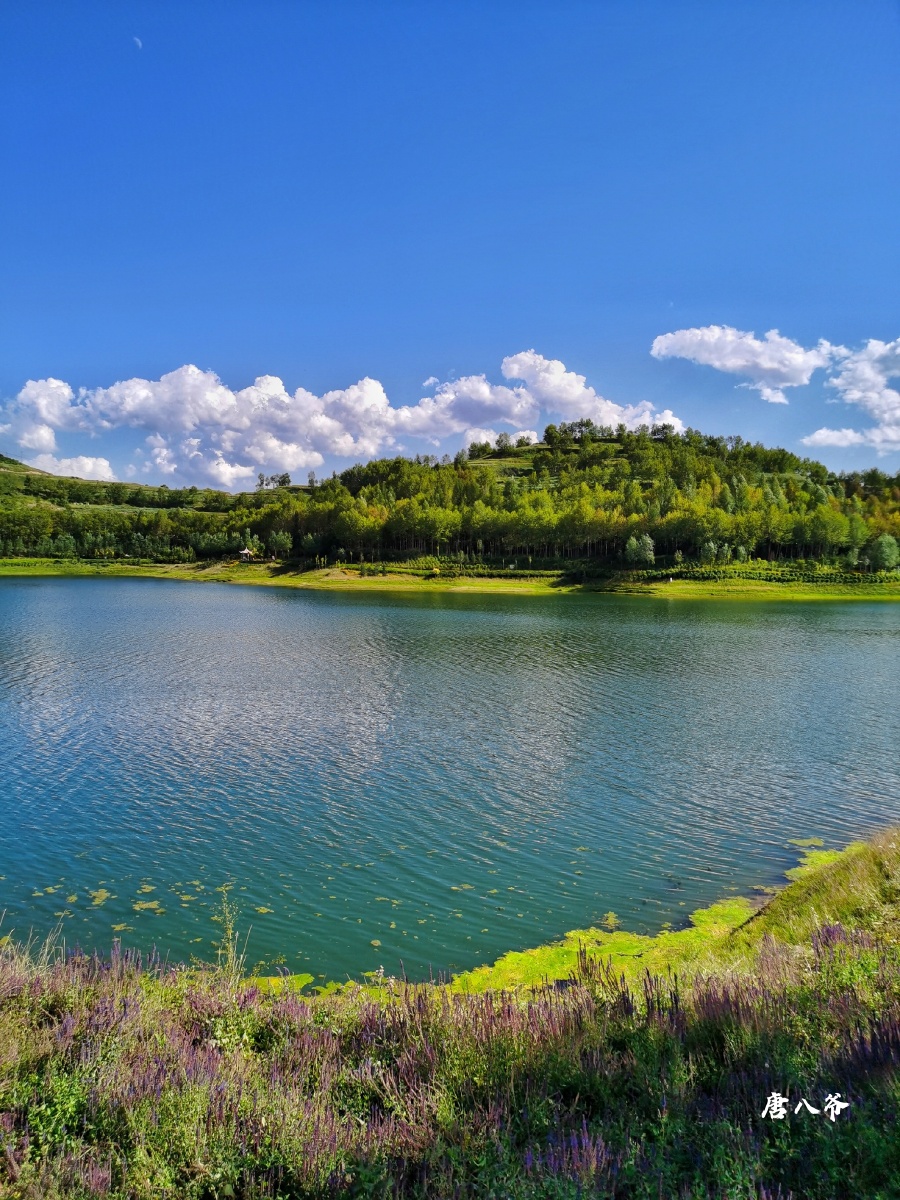湟中蚂蚁沟水库山清水秀清澈的湖水倒映着碧绿的山映出了蓝天白云的
