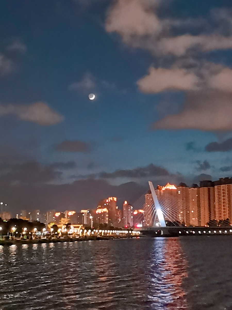 凉风习习江上月牙无限美