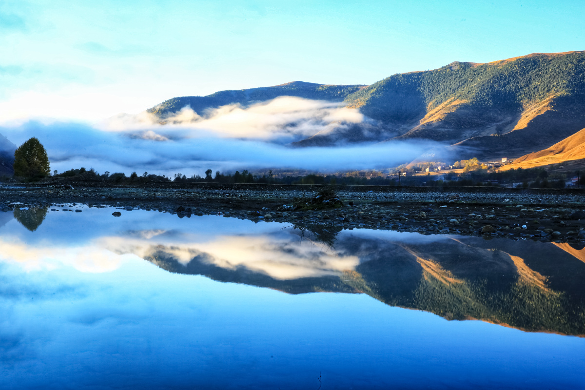 岚雾今朝重江山此地深