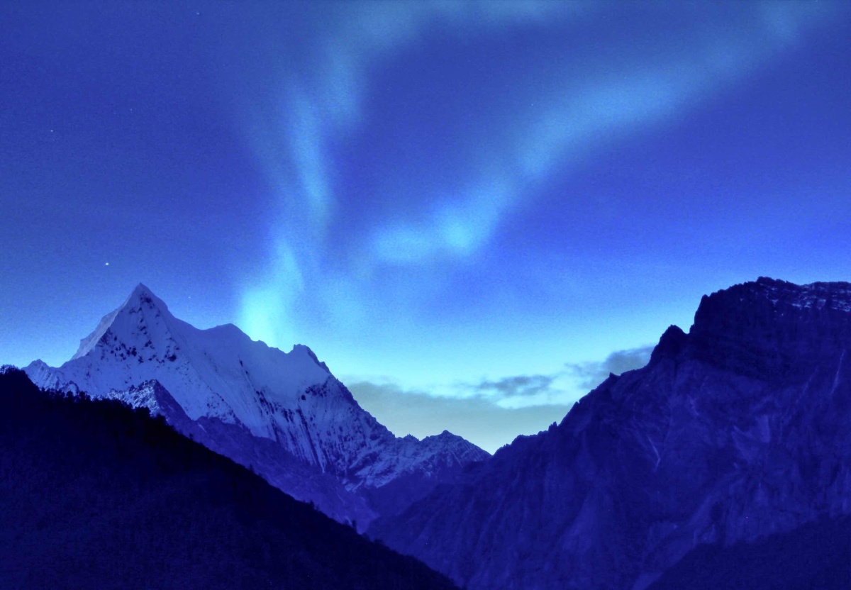 雪山极光
