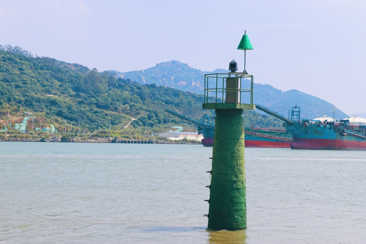 漳州的海门岛不止有海鲜和杨梅还有那平坦的草场和成群的牛羊以及破旧