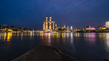 884598