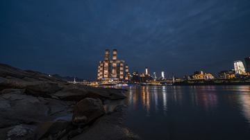 884594