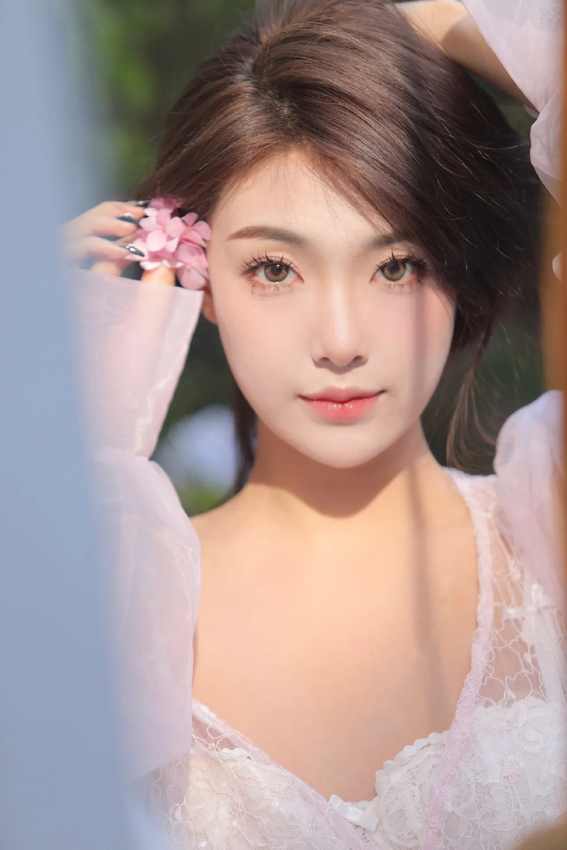 朱颜如玉皓齿明眸举手投足勾魂摄魄一笑一颦万种风情