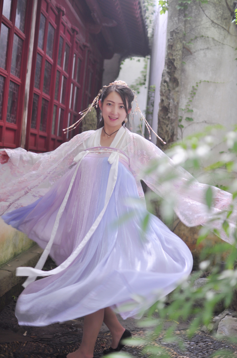青海游客春樱汉服写真