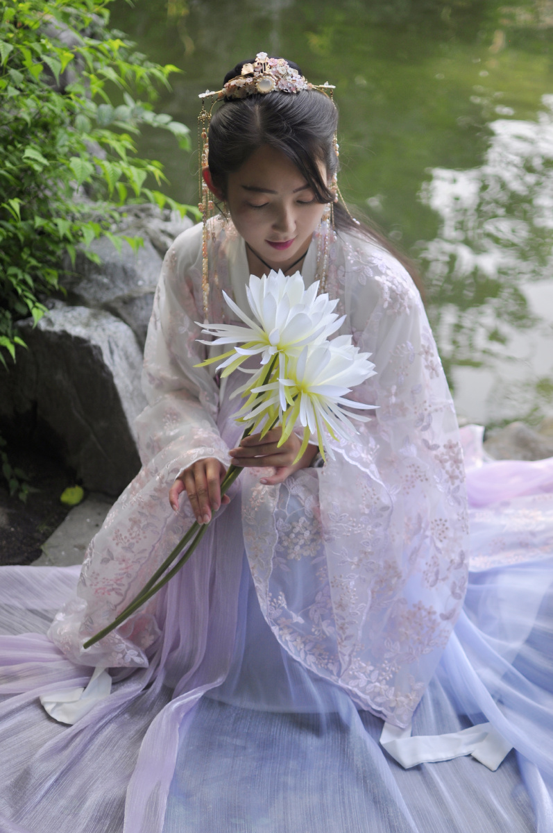 青海游客春樱汉服写真