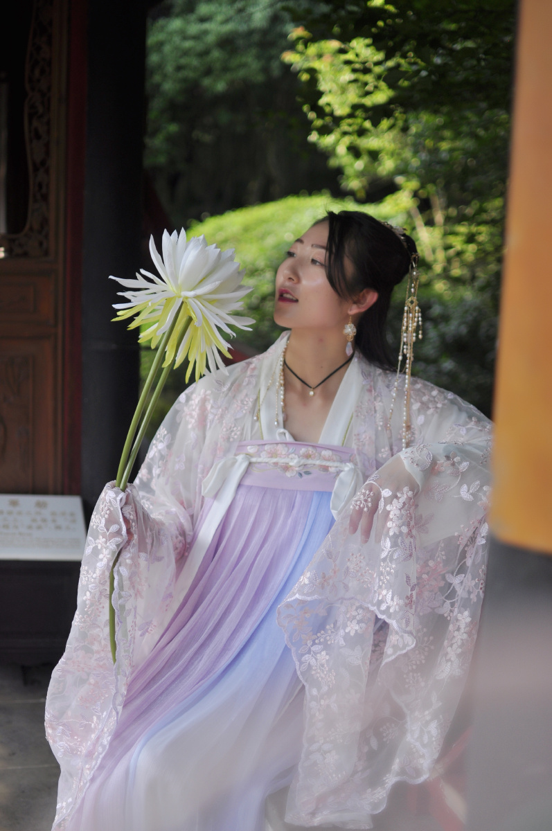 青海游客春樱汉服写真