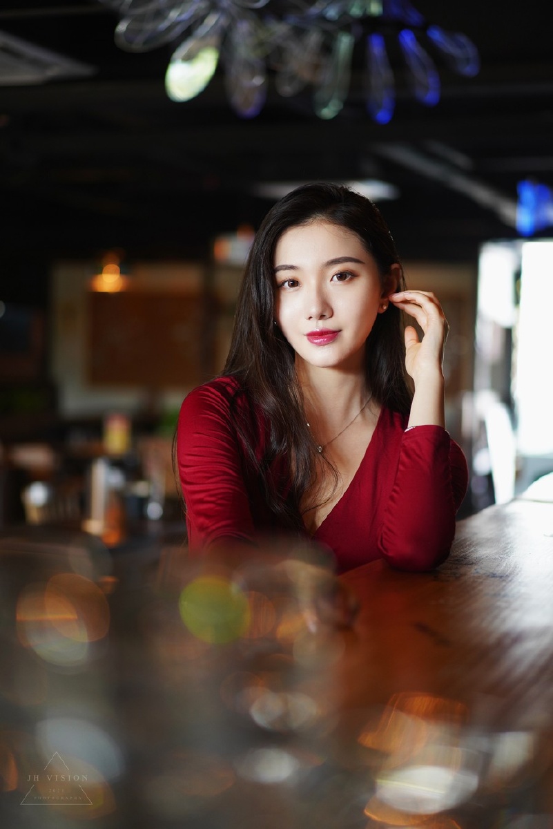 红衣女郎模特小麻花摄影几何视觉